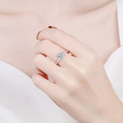 Anel solitário princesa de moissanite usado na mão
