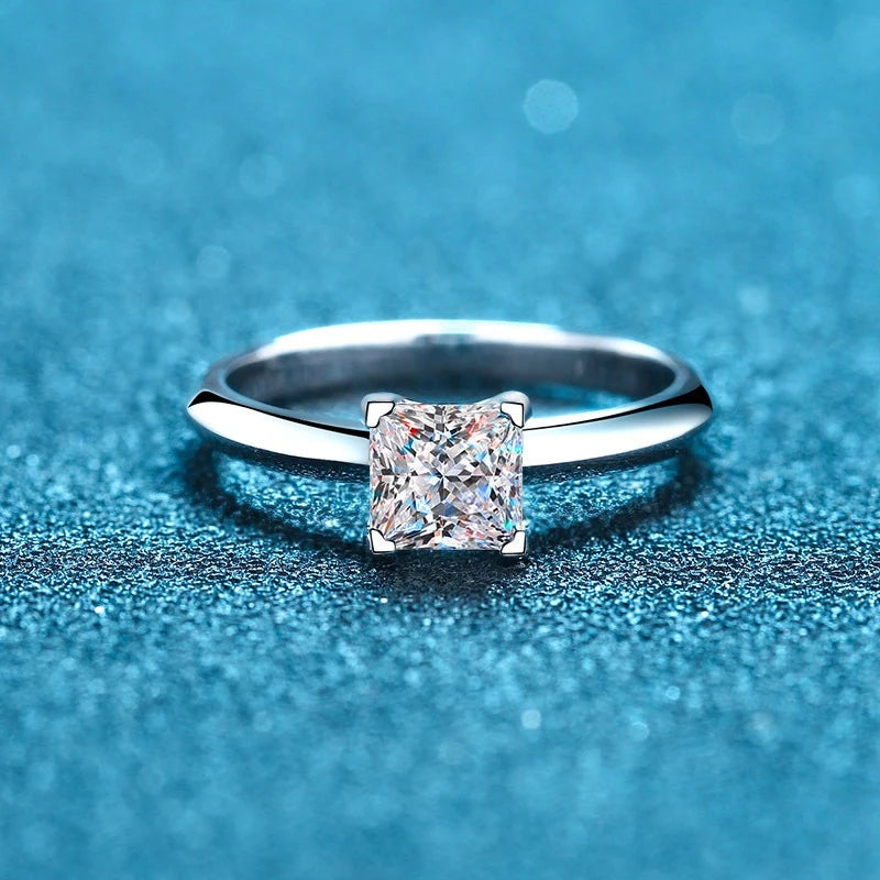Anel solitário princesa de moissanite com aro liso visto de frente