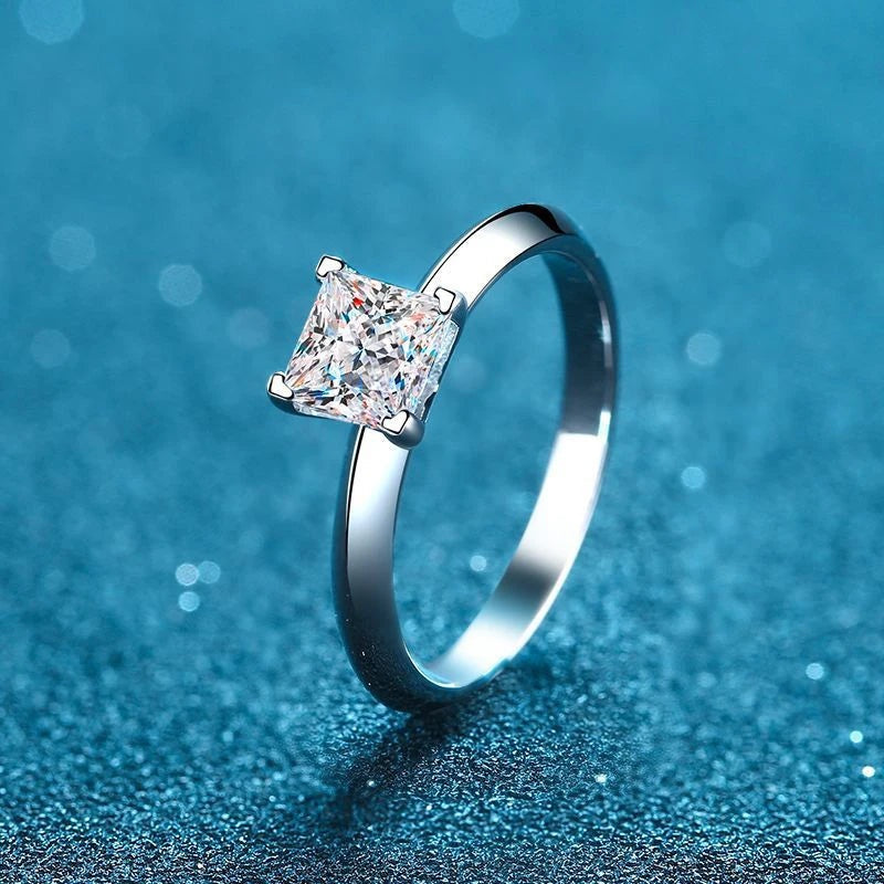 Anel solitário princesa de moissanite inclinado