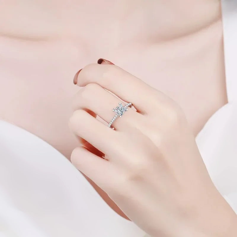 Anel solitário princesa de moissanite usado na mão