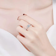 Anel solitário princesa de moissanite usado na mão