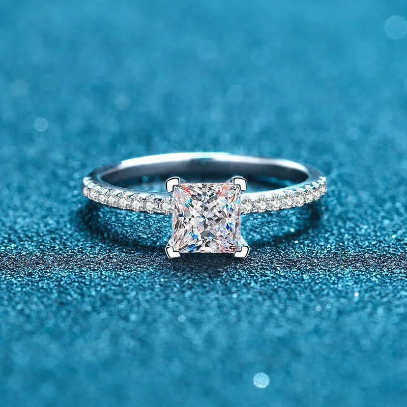 Anel solitário princesa de moissanite com aro cravejado visto de frente