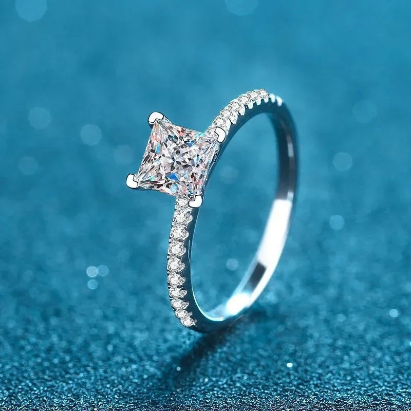 Anel solitário princesa de moissanite visto de lado