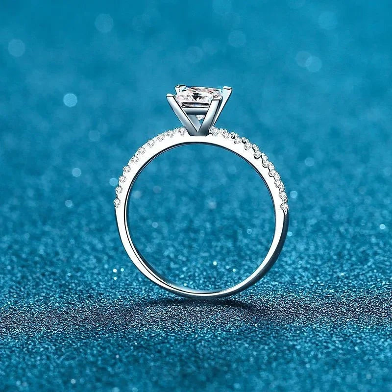 Anel solitário princesa de moissanite em pé mostrando o aro