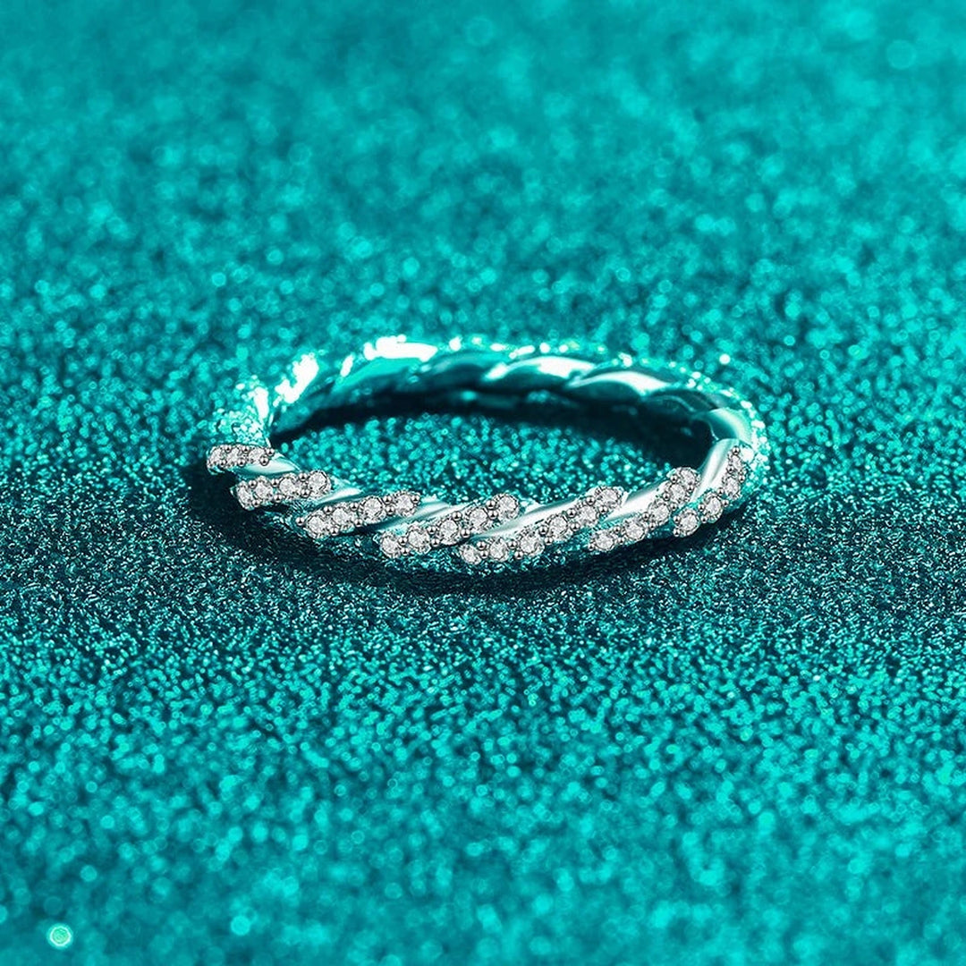 Anel trançado de moissanite deitado visto de frente
