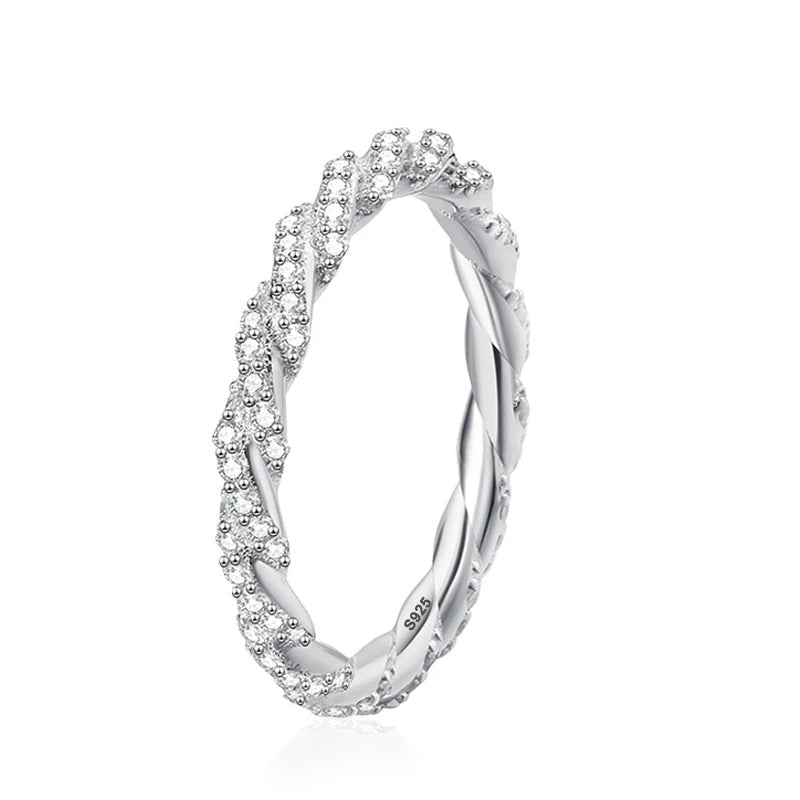 Anel trançado cravejado de moissanite sobre fundo branco