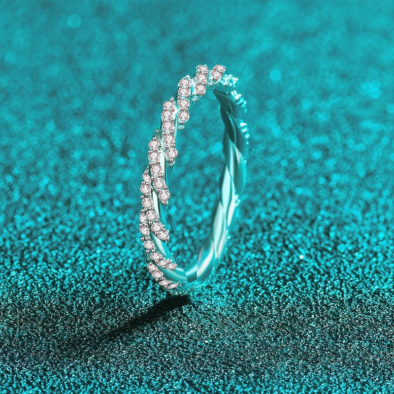 Anel trançado de moissanite visto de lado