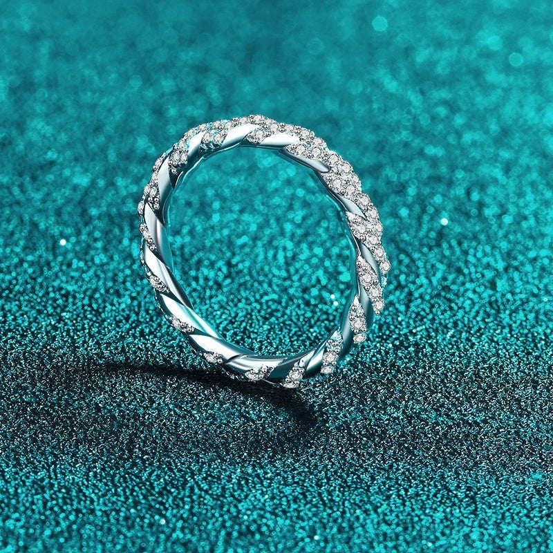Anel trançado de moissanite em pé mostrando a volta inteira