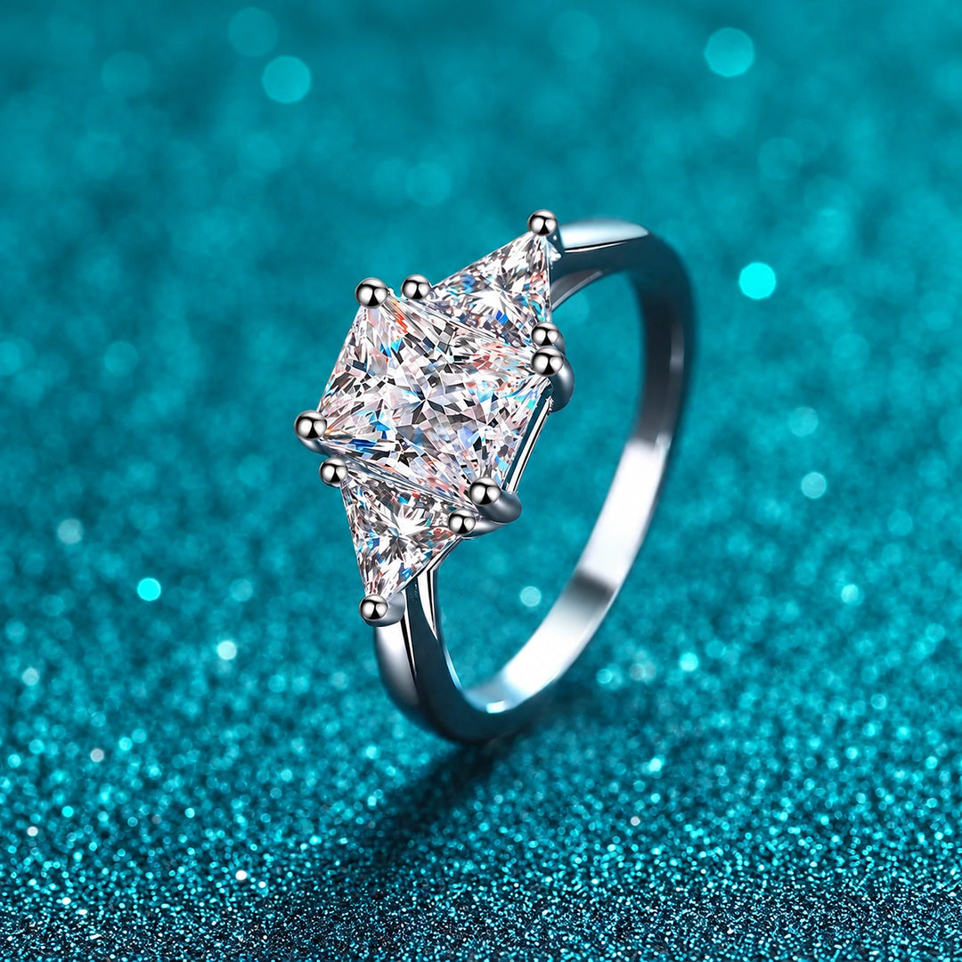 Anel Três Pedras de Moissanite 3ct em prata 925 sobre fundo verde com brilho