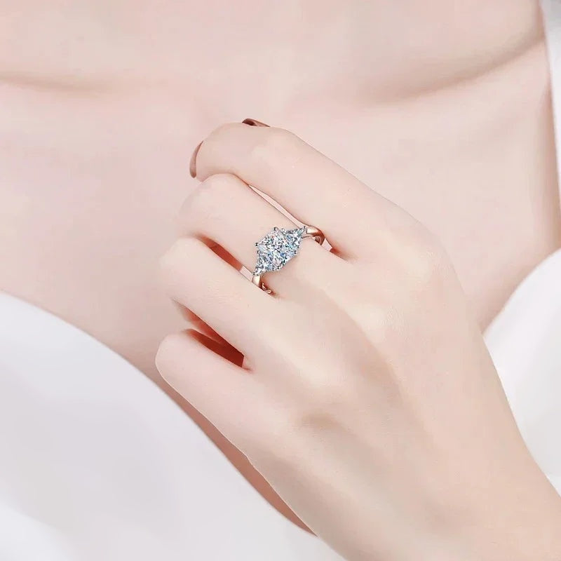 Anel três pedras de moissanite usado na mão