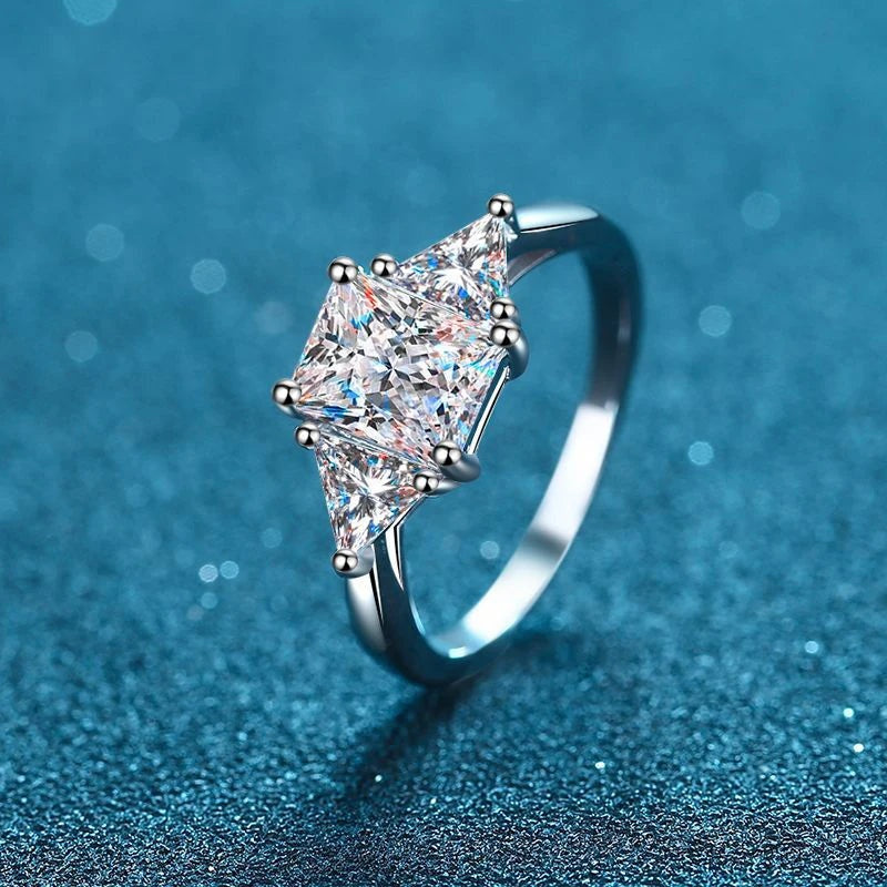 Anel três pedras de moissanite 3ct corte radiante visto de lado