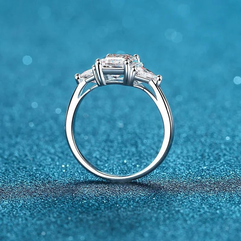 Anel três pedras de moissanite em pé mostrando o aro