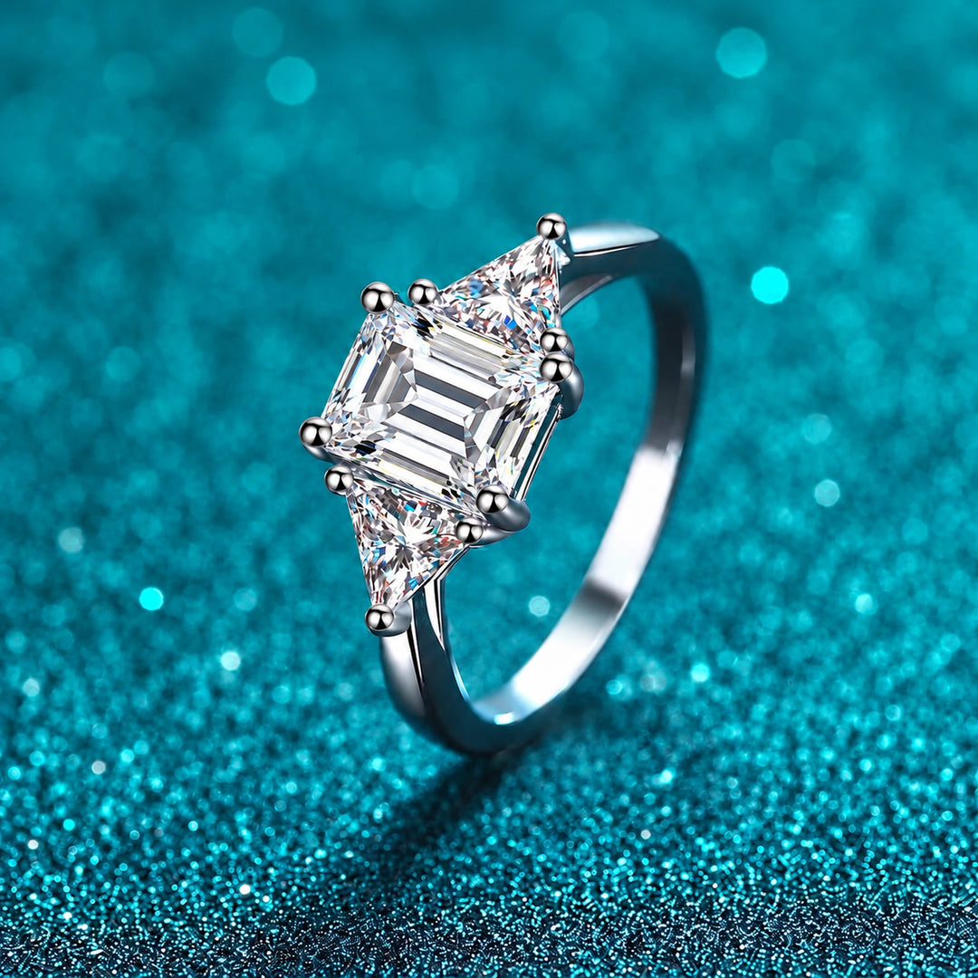 Anel Três Pedras de Moissanite 3ct corte esmeralda em prata 925 sobre fundo verde