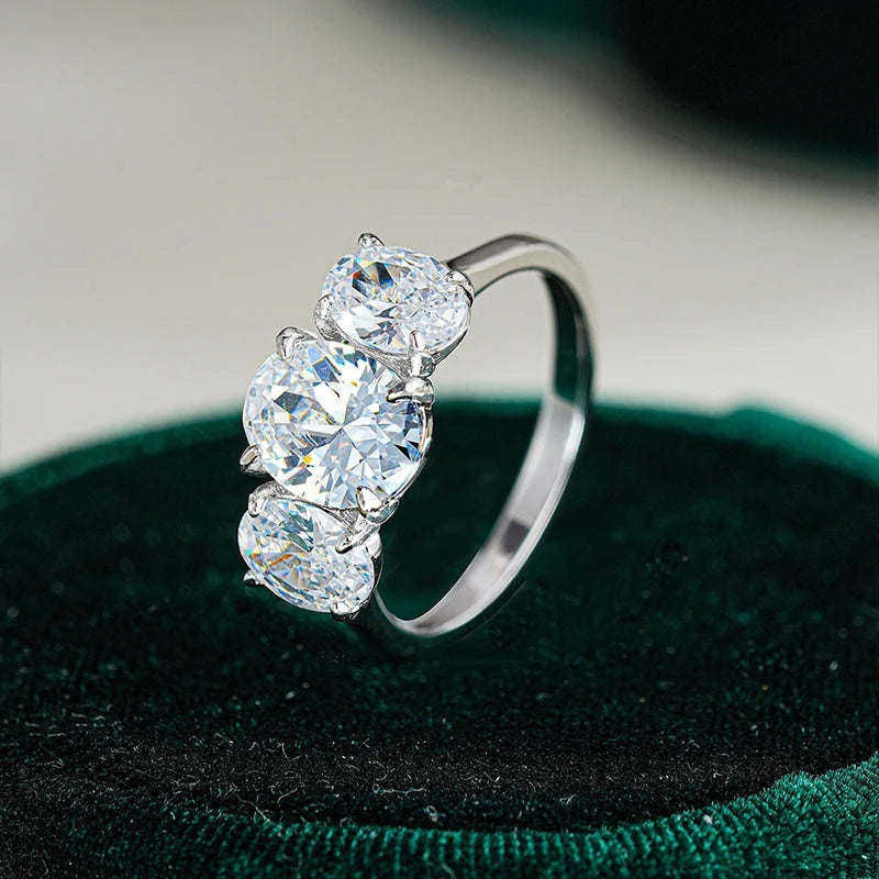 Anel três pedras ovais de moissanite visto de lado