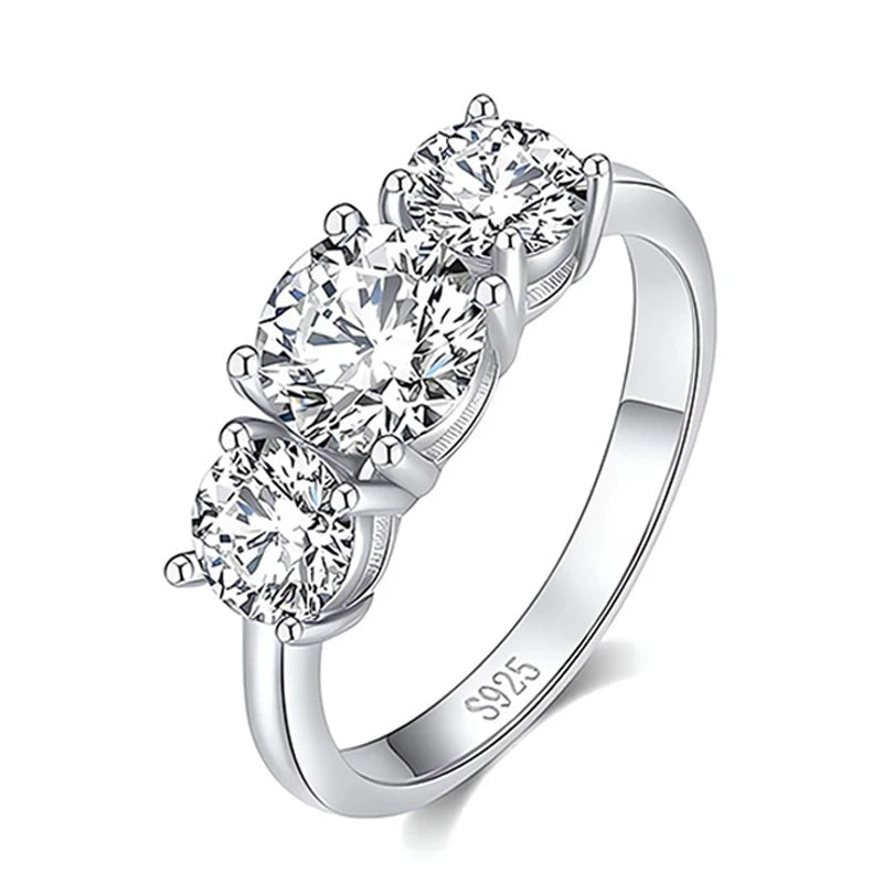 Anel três pedras redondas de moissanite em prata 925 sobre fundo branco