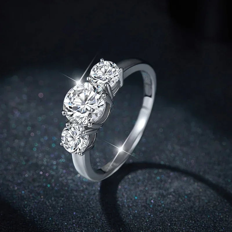 Anel três pedras redondas de moissanite inclinado