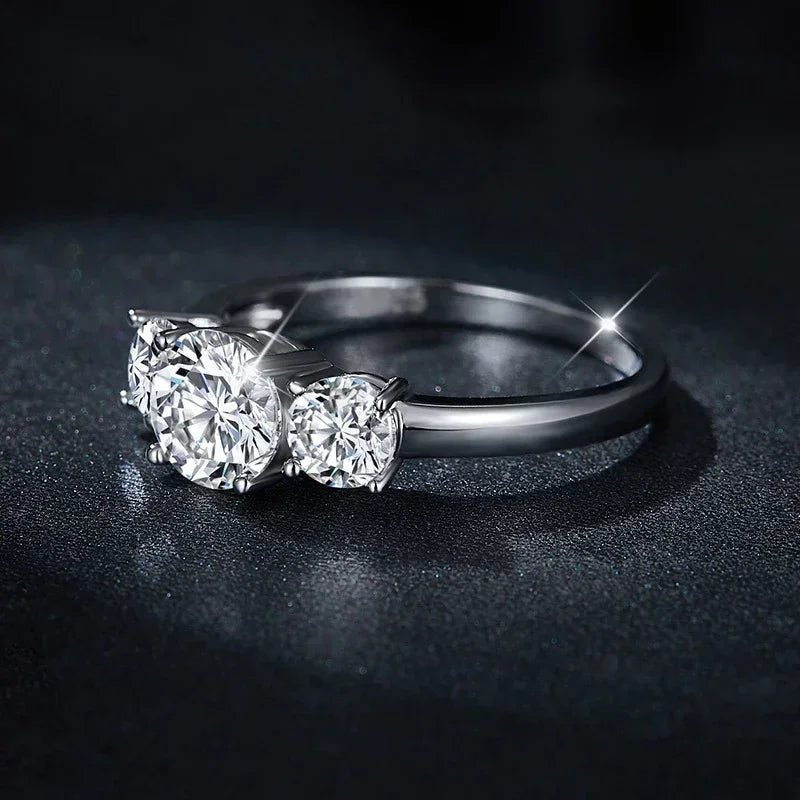 Anel três pedras de moissanite visto de lado