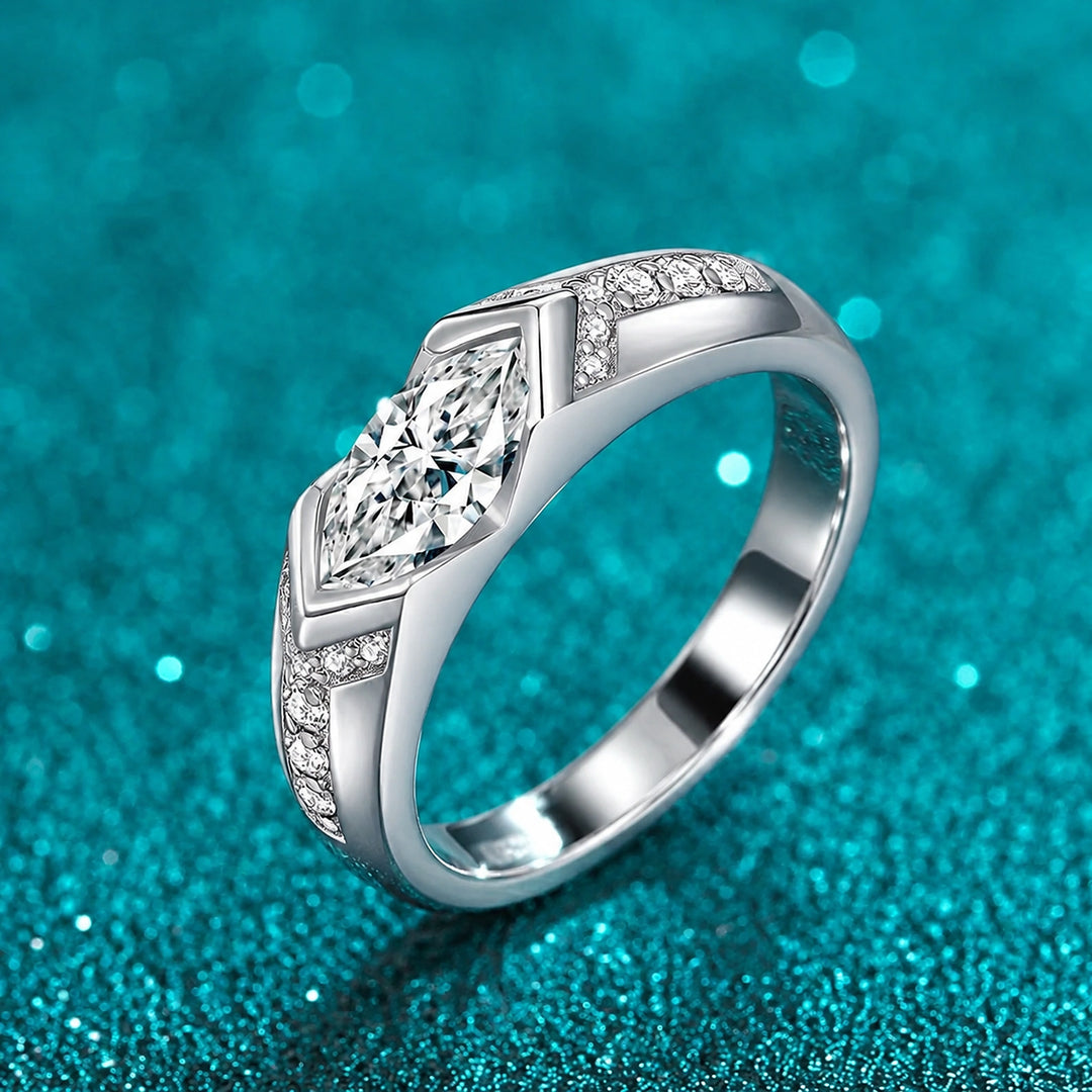 Anel Unissex com Moissanite Marquise Horizontal em prata 925 sobre fundo verde com brilho