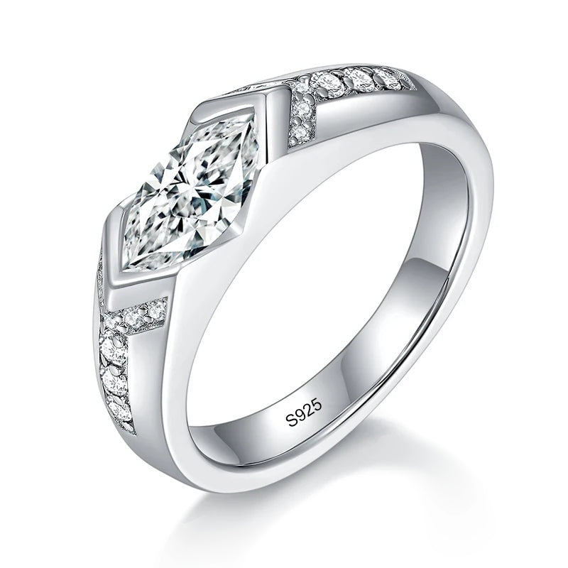 Anel unissex com moissanite marquise branca em prata 925 sobre fundo branco