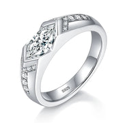 Anel unissex com moissanite marquise branca em prata 925 sobre fundo branco
