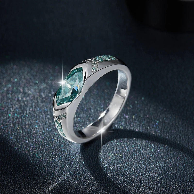 Anel de moissanite marquise verde sobre fundo escuro
