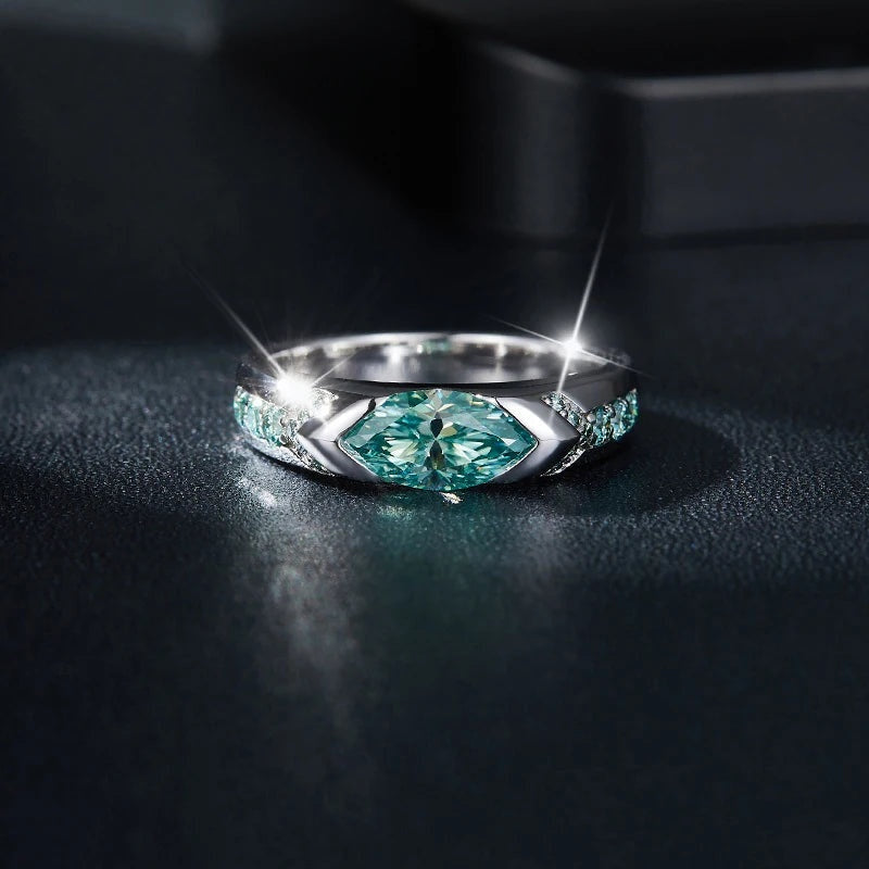 Anel unissex com moissanite verde visto de frente
