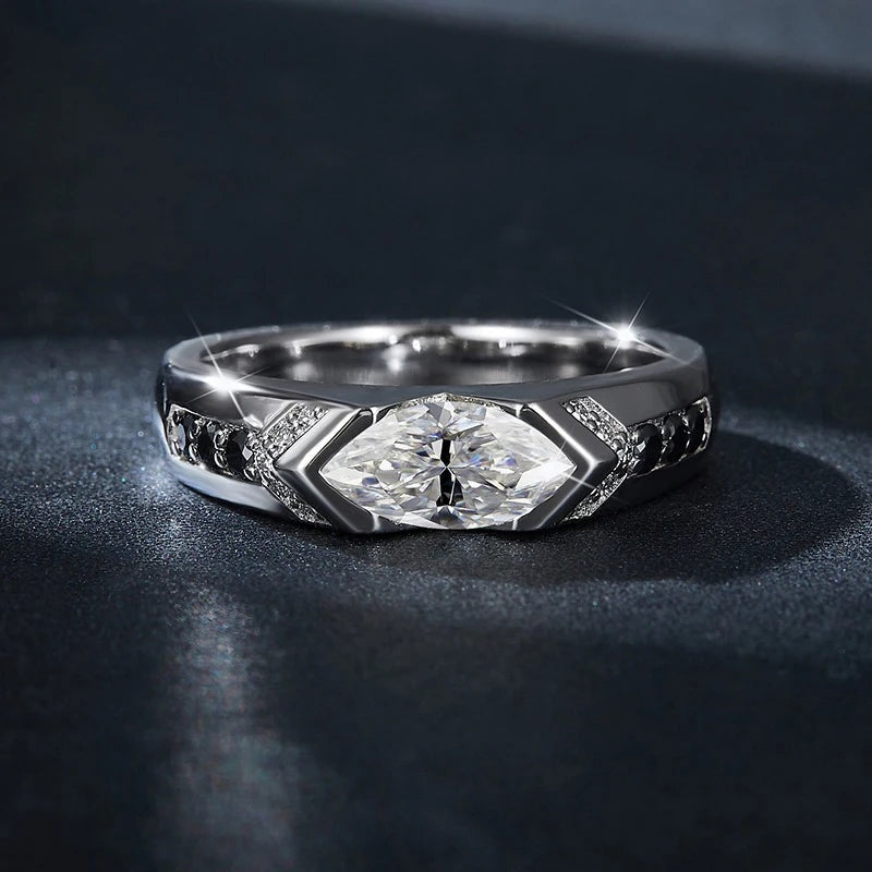 Anel de moissanite marquise com laterais pretas visto de frente