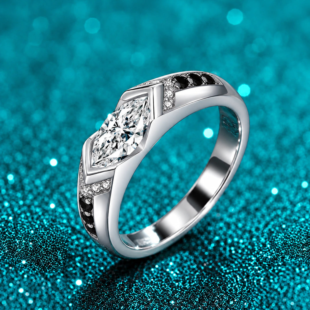 Anel Unissex com Moissanite Marquise Horizontal cor da pedra branca com laterais pretas em prata 925 sobre fundo verde