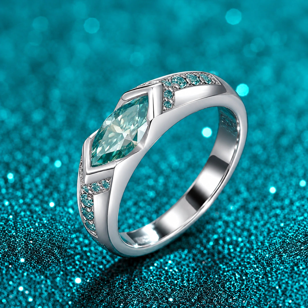 Anel Unissex com Moissanite Marquise Horizontal cor da pedra verde em prata 925 sobre fundo verde