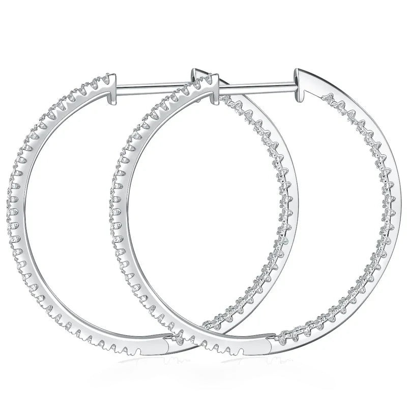Brinco de argola cravejada de moissanite em prata 925, par visto de frente