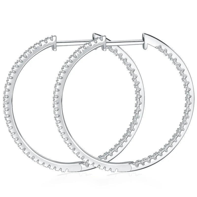 Detalhe das moissanites cravejadas por dentro da argola