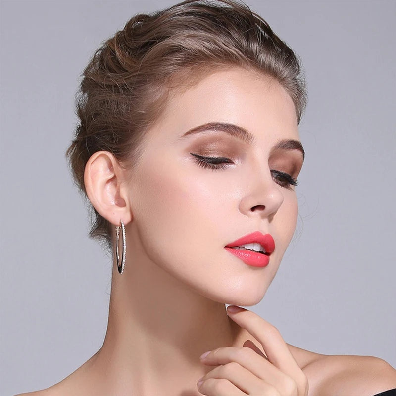 Brinco de argola de moissanite com cabelo preso