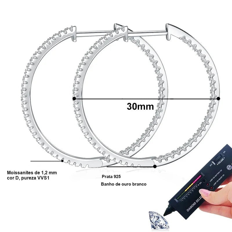 Medidas da argola de 30 mm cravejada de moissanites de 1,2 mm cor D, VVS1, em prata 925 com banho de ouro branco