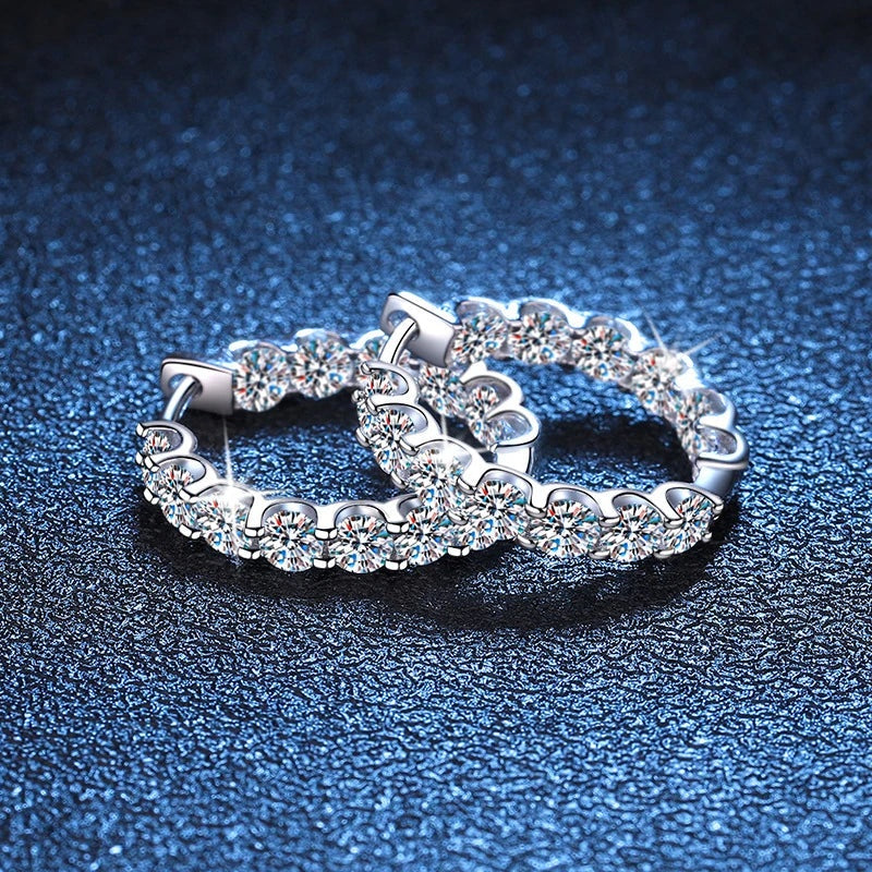 Argolas cravejadas de moissanite deitadas
