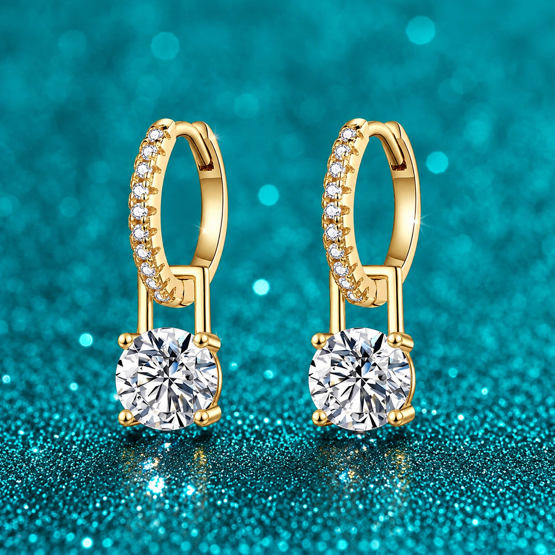 Brinco Argola Cravejada com Pingente de Moissanite 1 ct em prata 925 sobre fundo verde com brilho