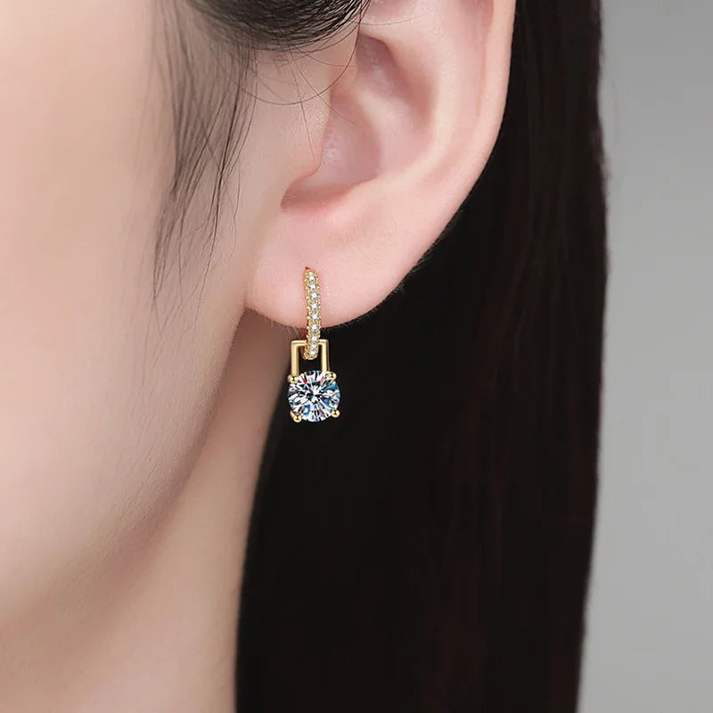 Brinco argola com pingente de moissanite usado na orelha