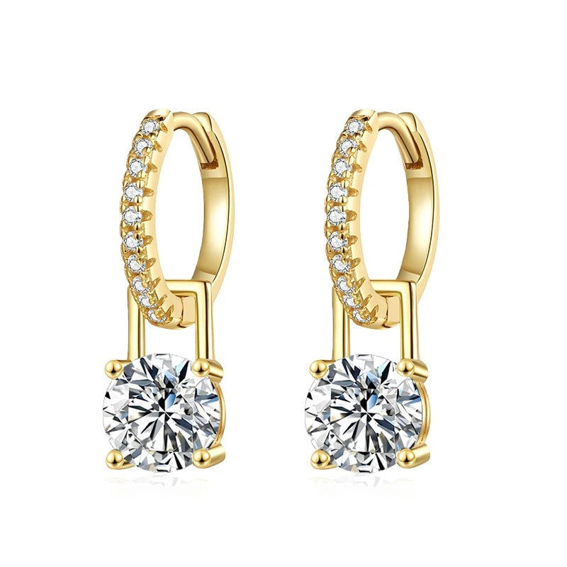 Brinco argola dourada com pingente de moissanite 1 ct