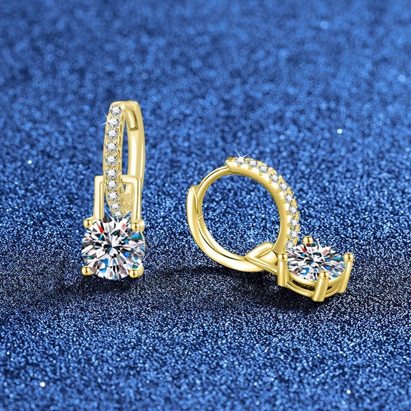 Brinco argola dourada de moissanite aberto e fechado