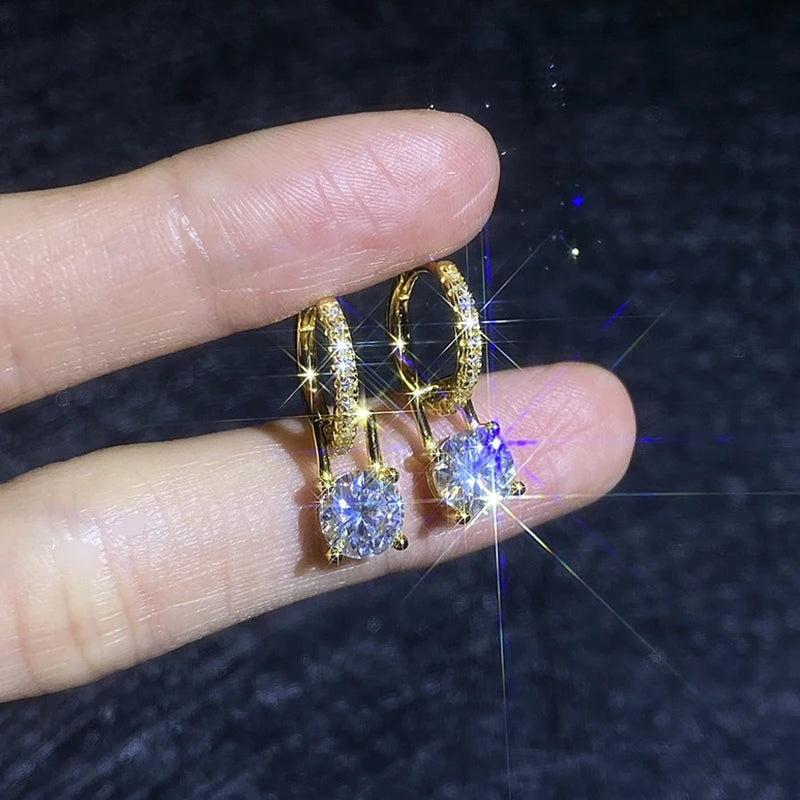 Brincos argola dourados com moissanite na ponta dos dedos