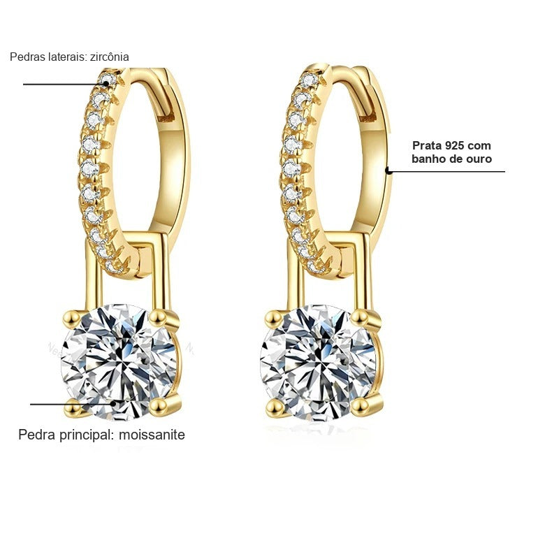 Detalhes da argola cravejada com pingente: moissanite, zircônias e prata 925 com banho de ouro