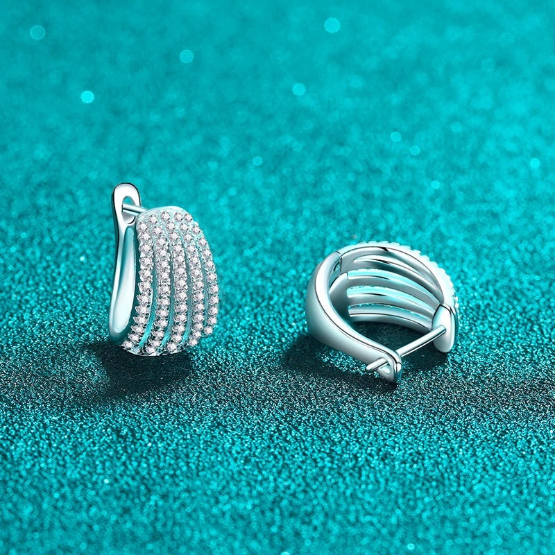 Argola larga de moissanite aberta mostrando o fecho