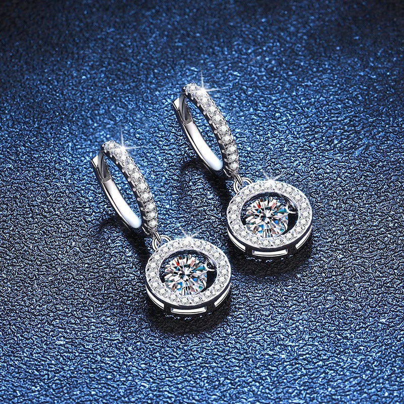 Brincos argola com pingente redondo de moissanite deitados