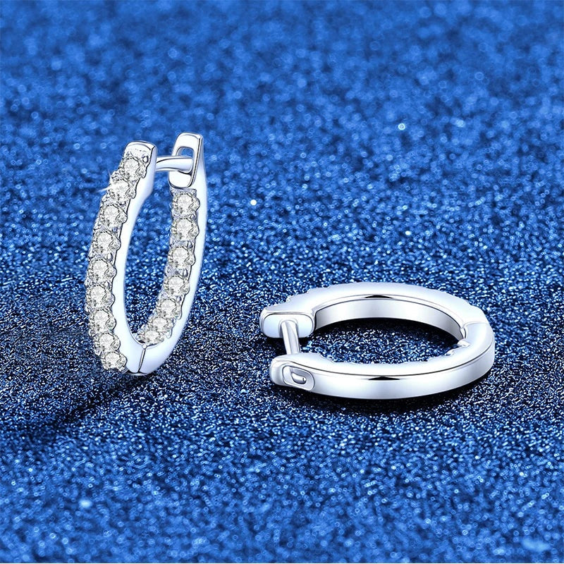 Argolinha de moissanite aberta mostrando o fecho de clique