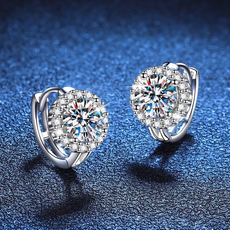 Par de brincos chuveirinho de moissanite sobre fundo azul