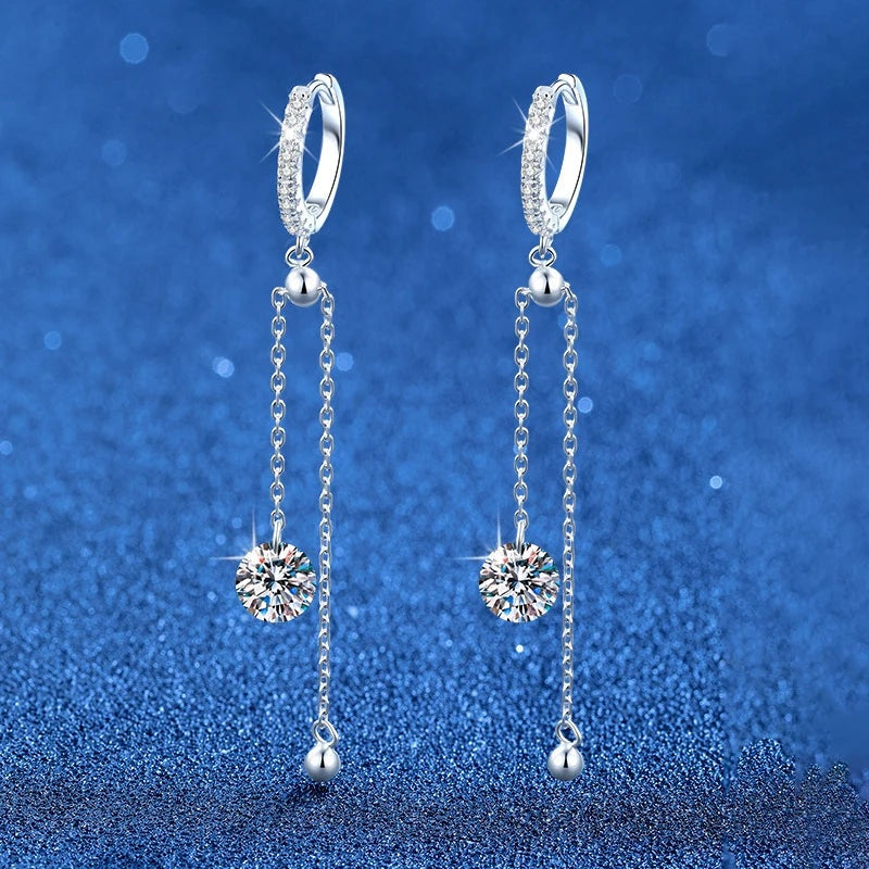 Par de brincos argolinha com corrente e moissanite sobre fundo azul
