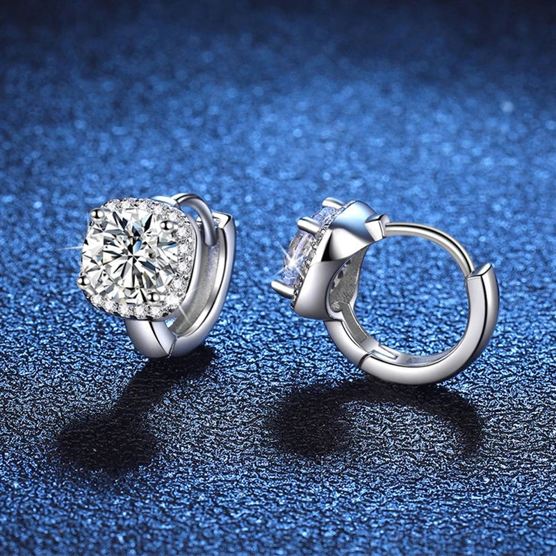 Brinco argolinha halo de moissanite em prata 925 aberto mostrando o fecho