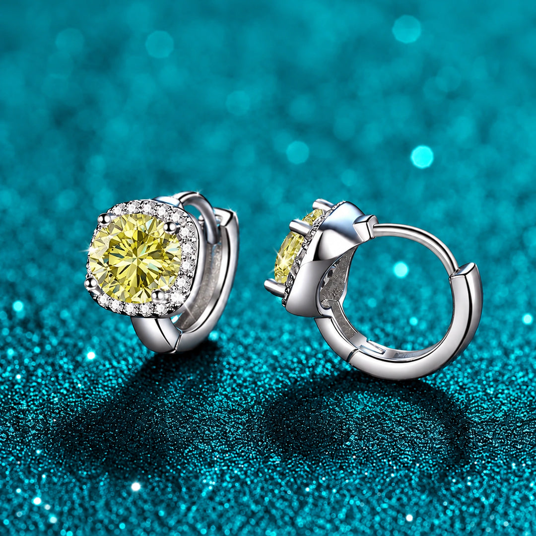 Brinco Argolinha Halo de Moissanite Colorida cor da pedra amarela em prata 925 sobre fundo verde