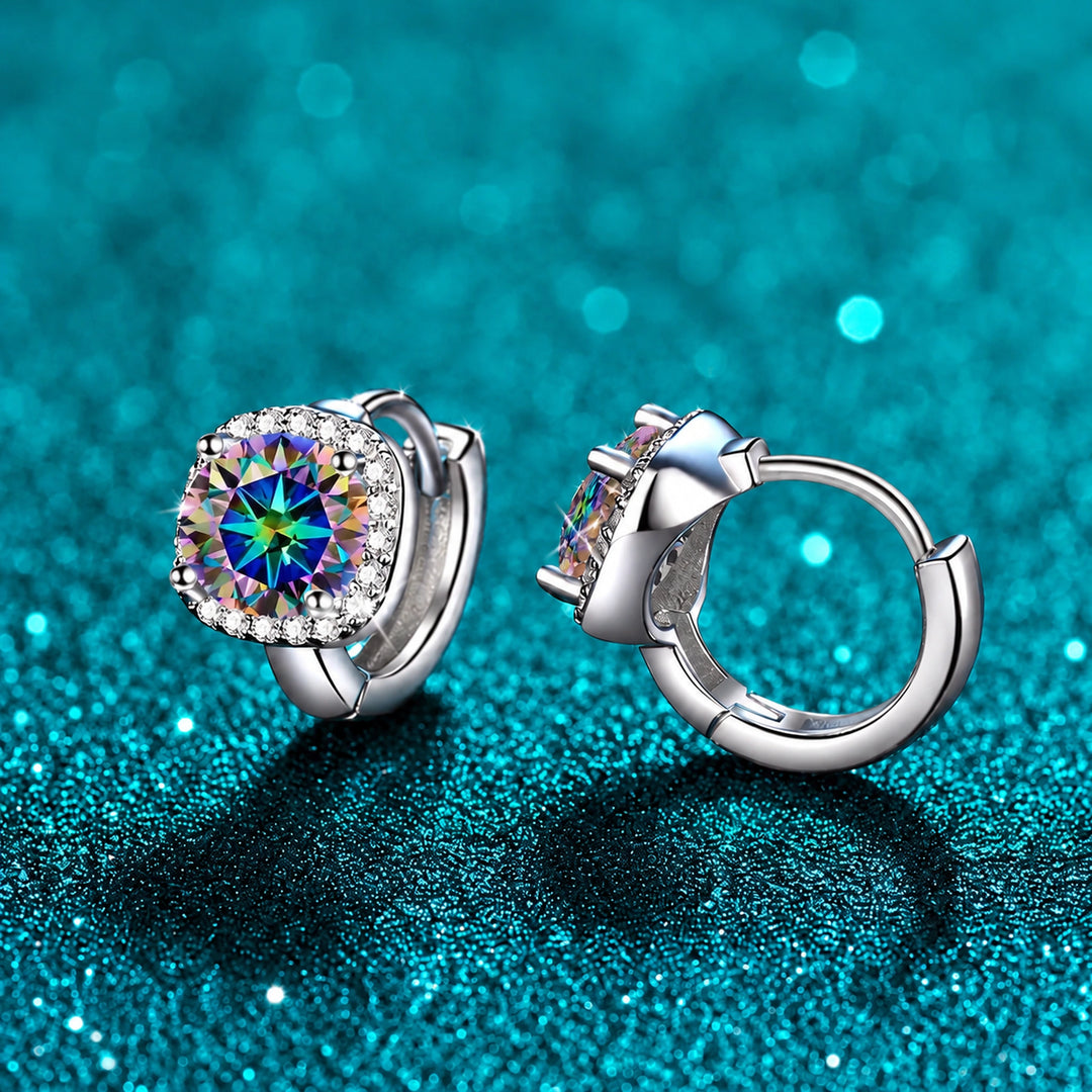 Brinco Argolinha Halo de Moissanite Colorida cor da pedra arco-íris em prata 925 sobre fundo verde