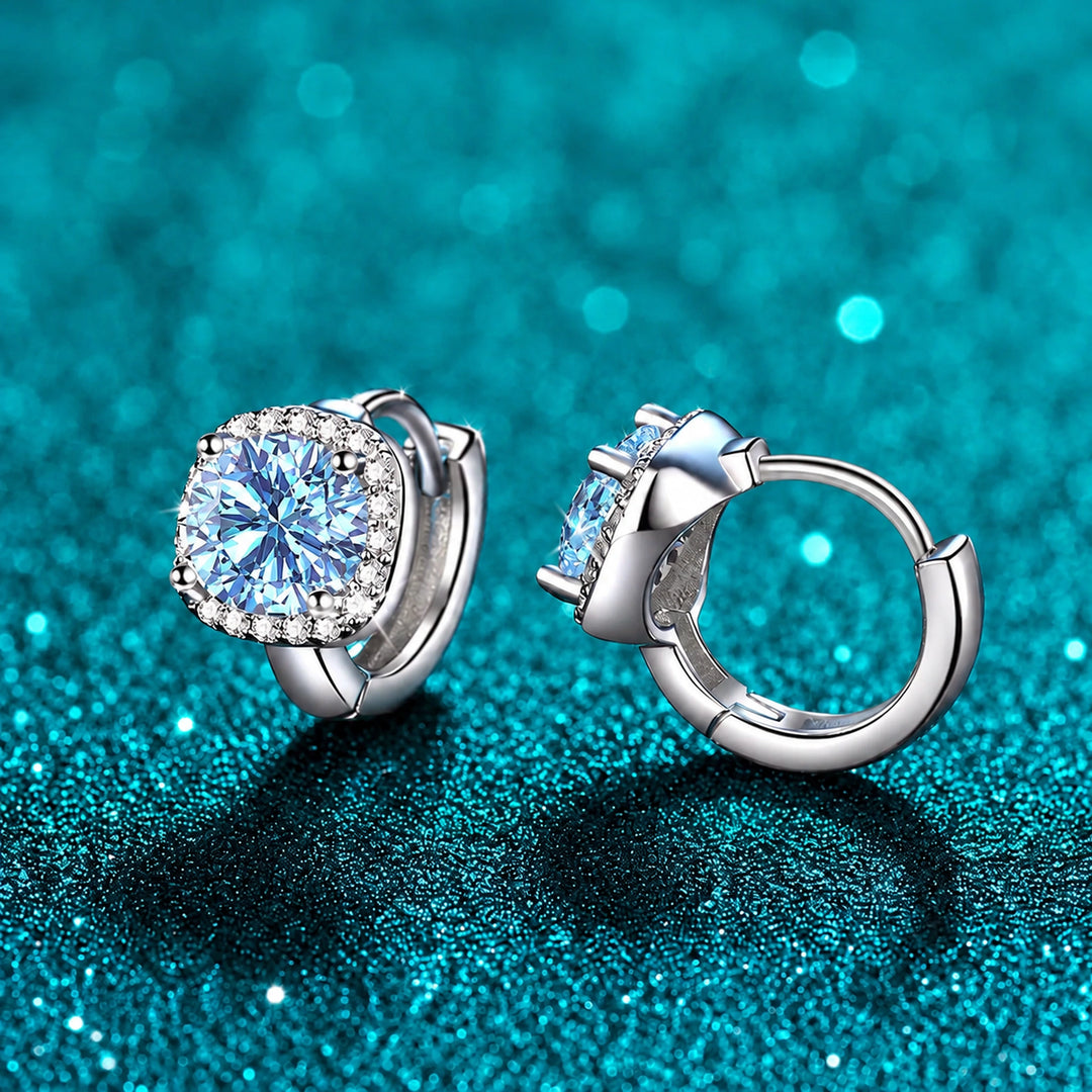 Brinco Argolinha Halo de Moissanite Colorida cor da pedra azul em prata 925 sobre fundo verde