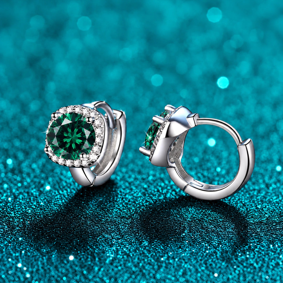 Brinco Argolinha Halo de Moissanite Colorida cor da pedra verde em prata 925 sobre fundo verde